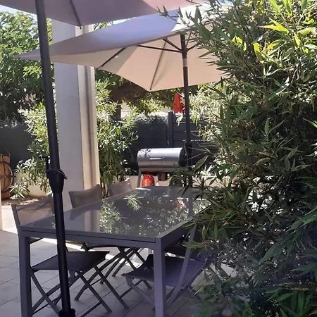 Agreable Pavillon Avec Grande Terrasse Pour 6 Personnes